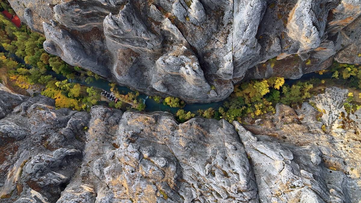 Doğa tutkunları sonbaharı burada değerlendiriyor! Tohma Kanyonu tonlarıyla büyülüyor