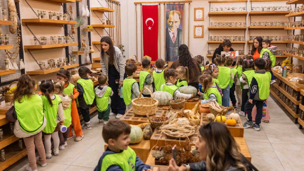 Küçük ellerden yarınlara büyük miras: Bornova’nın minikleri 50 zeytin fidanını toprakla buluşturdu