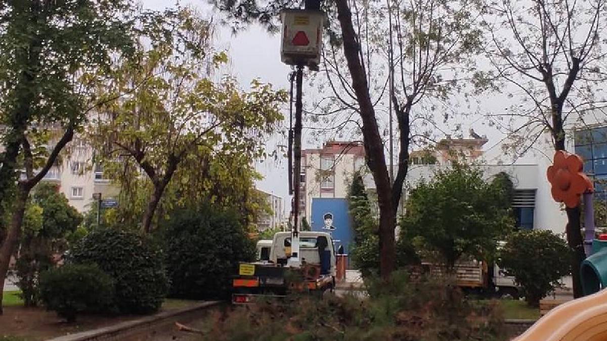 Efeler Belediyesi yağışlı havalarda olası tehlikelerin önüne geçiyor