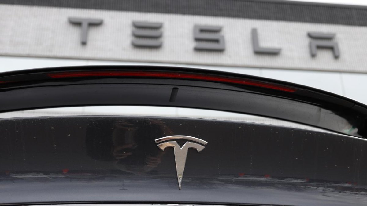 Bilimkurgu filmleri gerçek oldu: Tesla’nın yeni modeli havada uçup takla atıyor