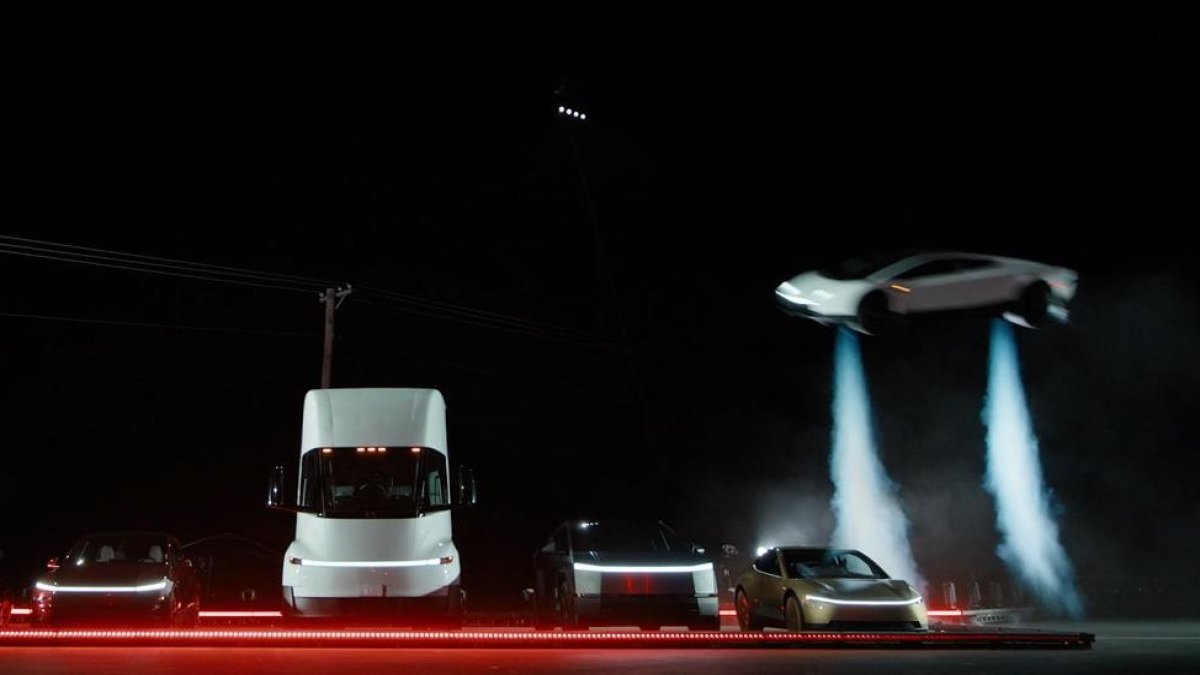 Bilimkurgu filmleri gerçek oldu: Tesla’nın yeni modeli havada uçup takla atıyor