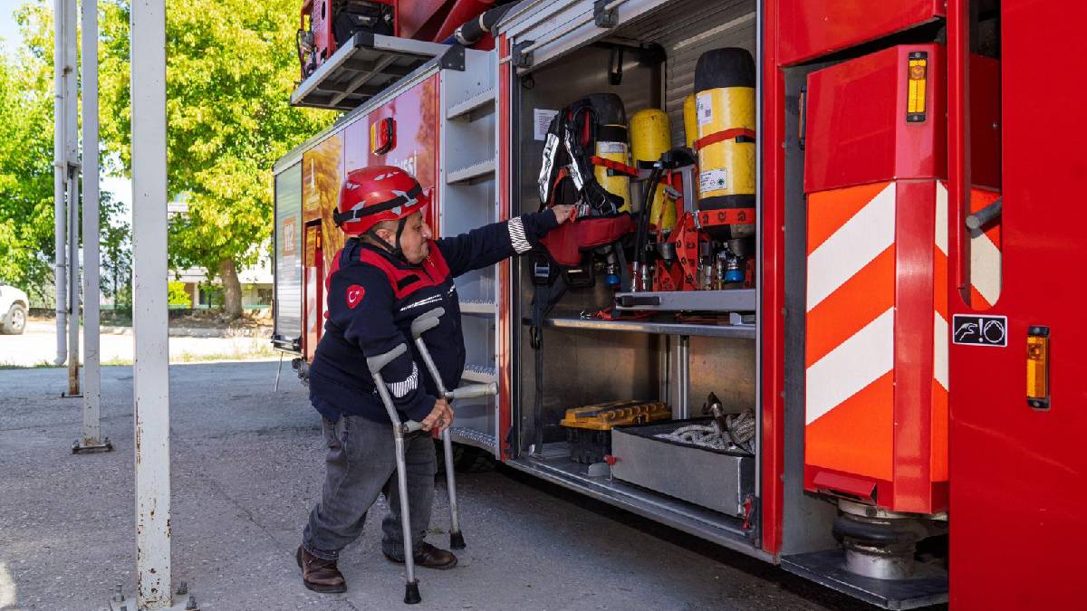 110 Yaşar’ın 24 yıllık itfaiyecilik hikâyesi: Azmiyle örnek, yaşama sevinciyle ilham oluyor!