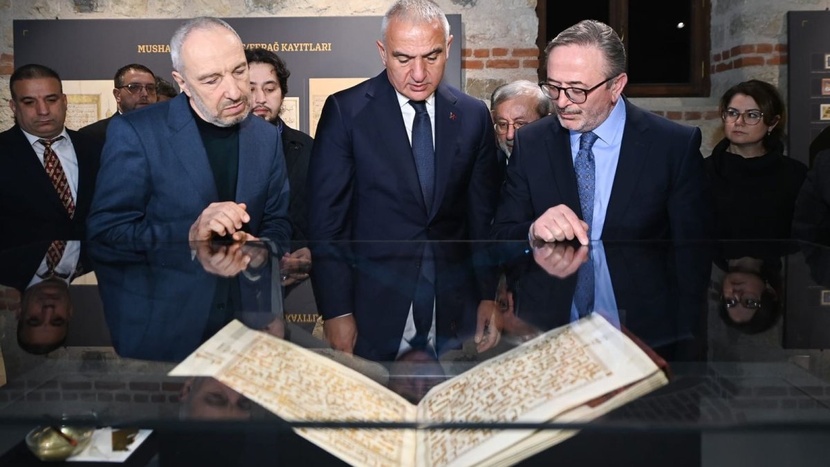 Mushaf-ı Şerif'i milletine armağan etti