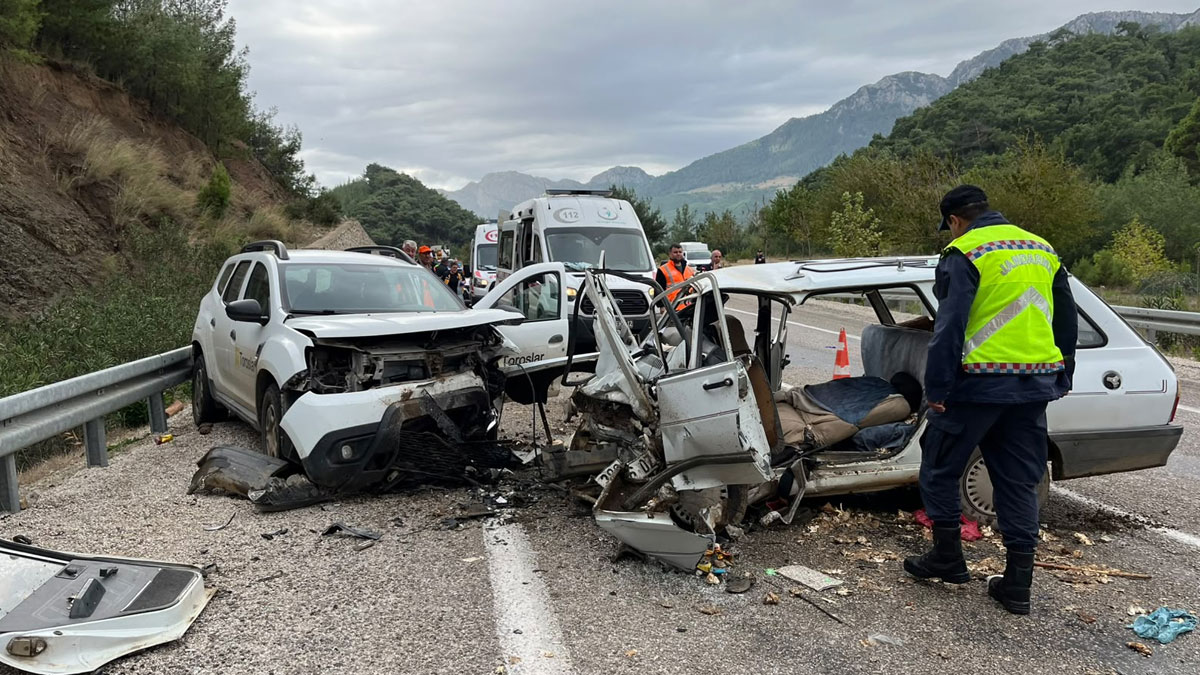 Adana’da iki otomobil çarpıştı: 1 ölü, 2 yaralı