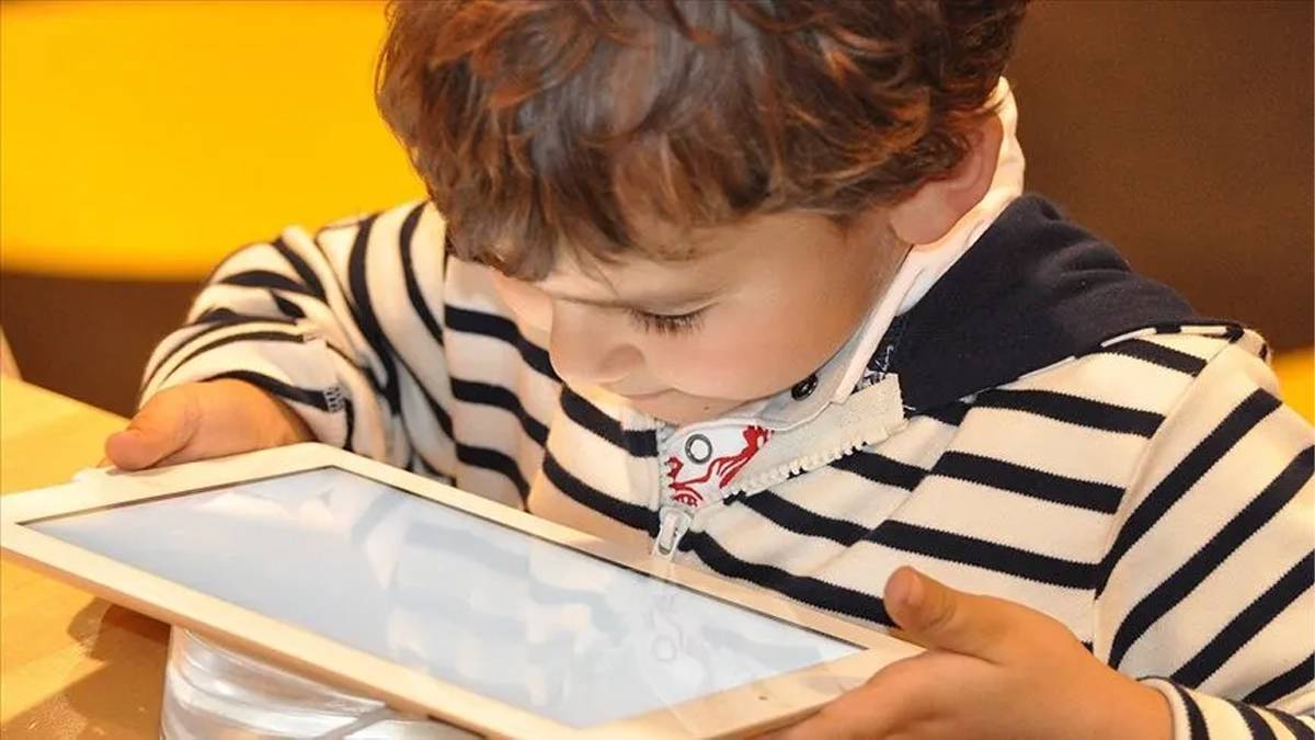 Ders çalışırken baş ağrısı ve göz kısma varsa dikkat! Op. Dr. Tuğba Kurt’tan ekran başındaki çocuklar için hayati uyarılar