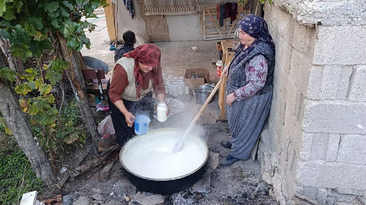 Güneşte kurutmadan yıllarca tazecik saklanıyor: Yozgat’ta ‘Şişe tarhana’ mesaisi
