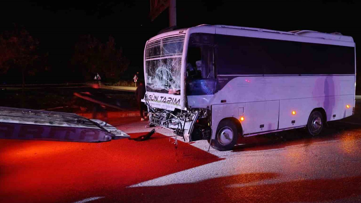 Tarım işçilerini taşıyan minibüs TIR’a çarptı: 17 yaralı