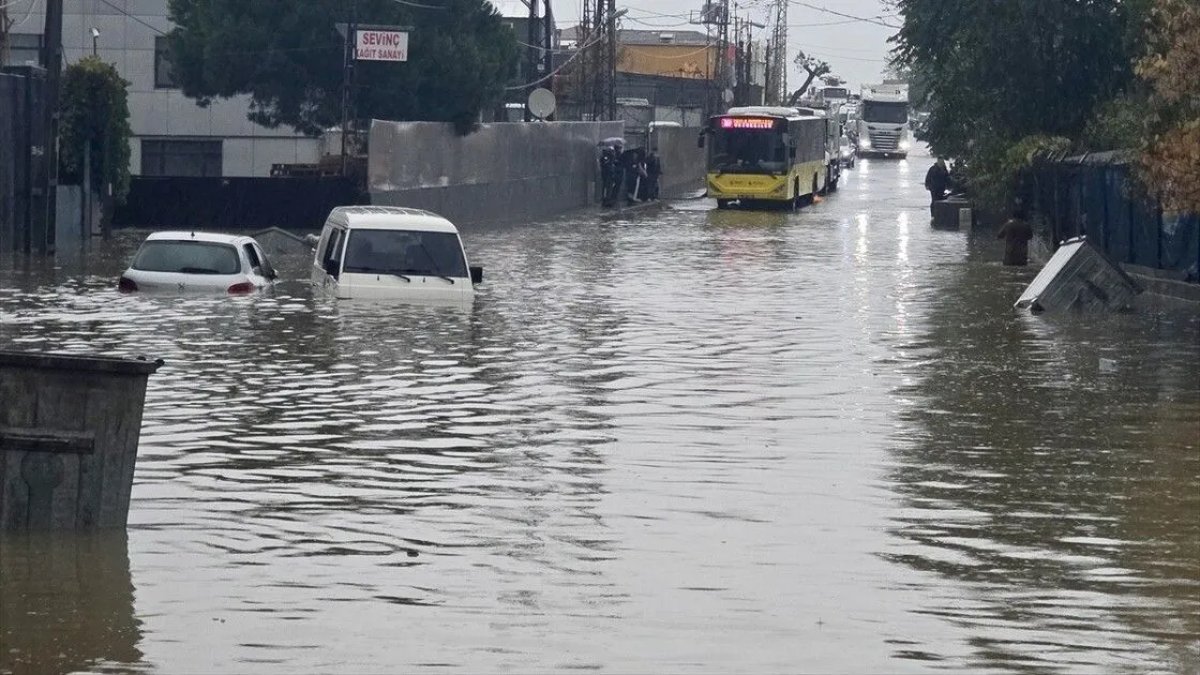 İstanbul’daki yağış Karadeniz’i geride bıraktı: Bir yıllık yağışın üçte biri bir günde düştü
