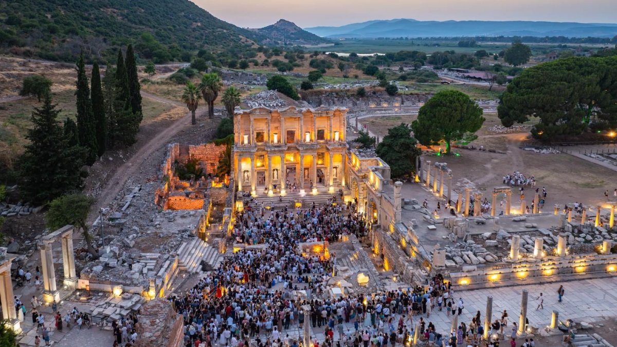 Gece müzeciliğinde ziyaretçi sayısı rekor kırdı: Zirve Efes’in