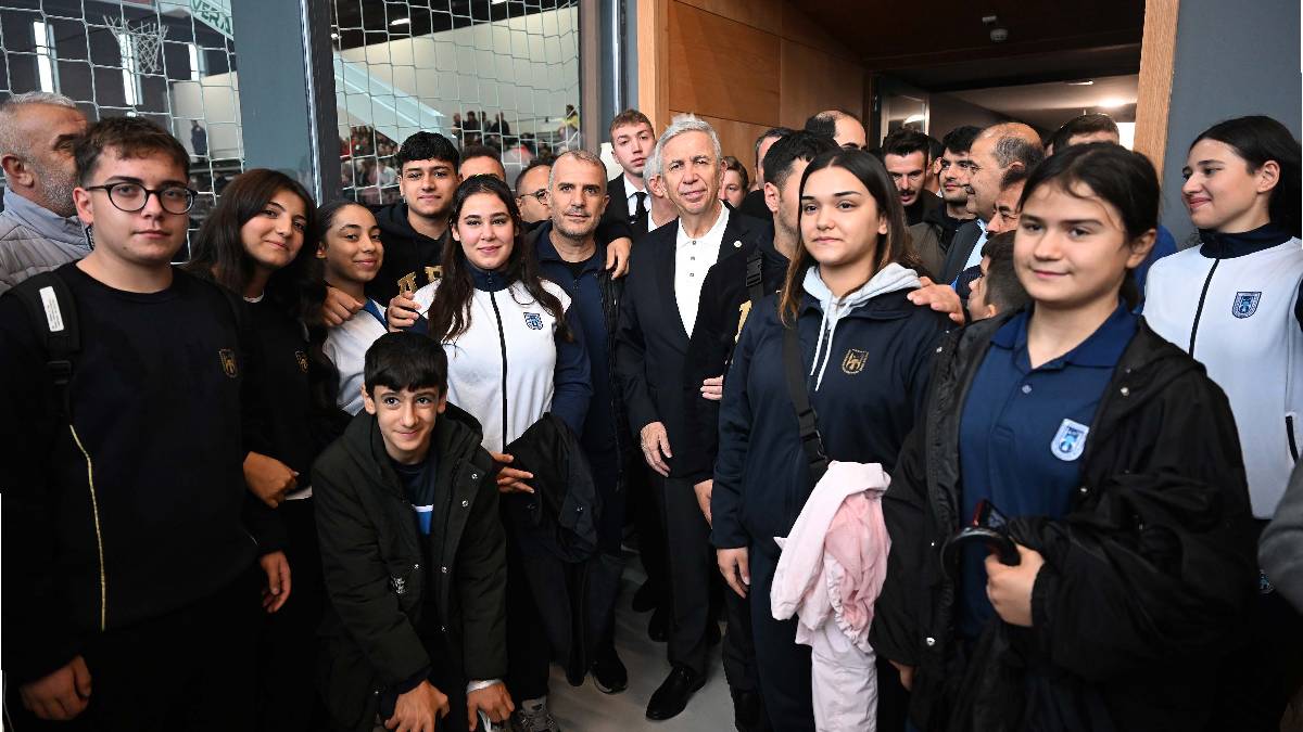 Cumhuriyet Yüzme Havuzu ve Spor Kompleksi açıldı
