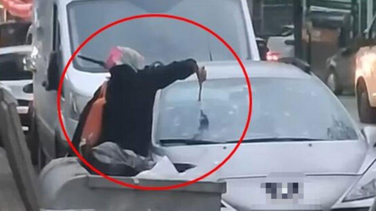 Tartıştığı eşinin otomobiline çekiçle daldı