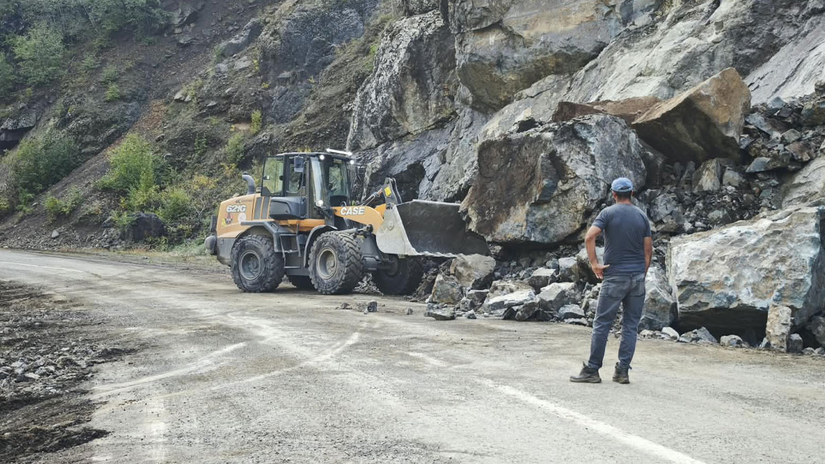 Artvin’de heyelan: Yamaçtan kopan kayalar yolu kapattı