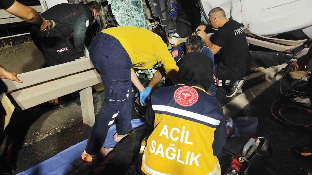 Mardin-Şanlıurfa kara yolunda tır devrildi: 1 ölü