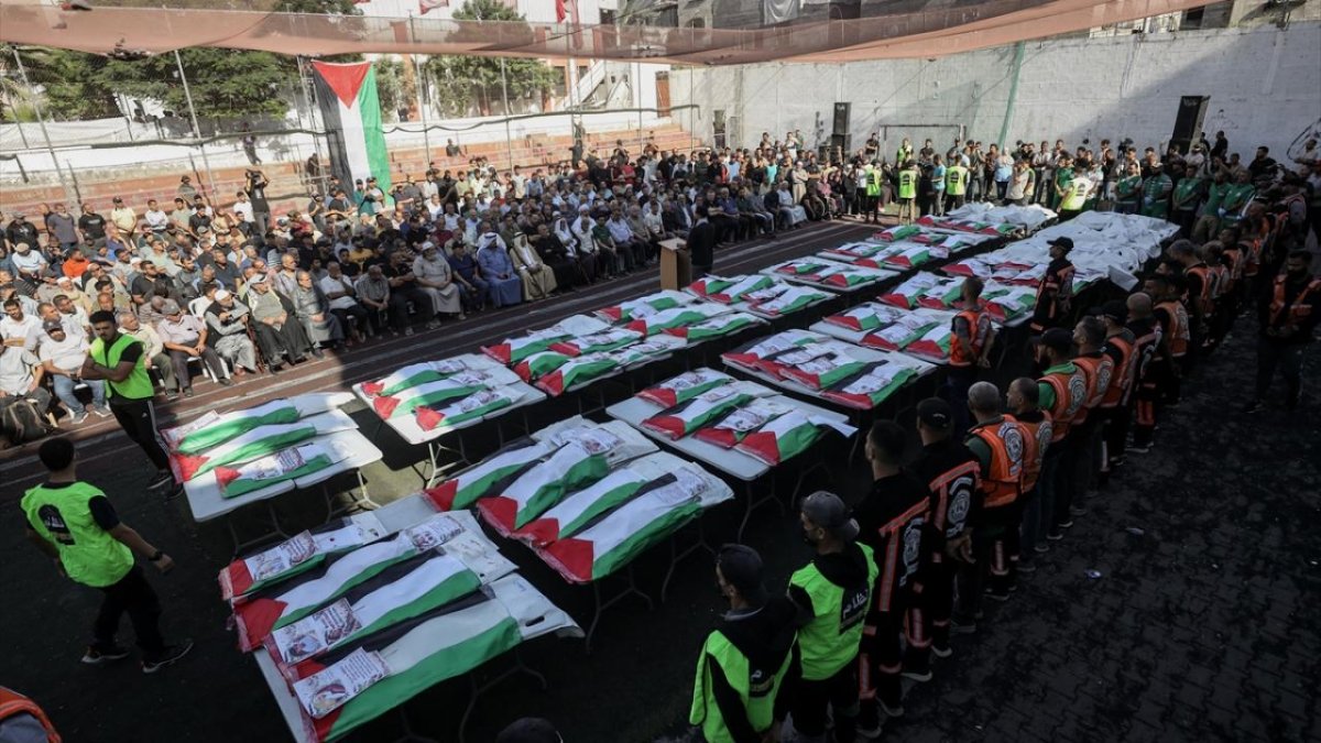 Gazze’de 3 yıl sonra enkaz altından çıkarılan 75 Filistinli için cenaze töreni
