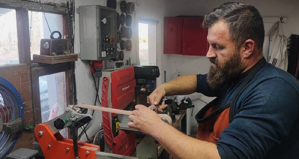 Odunluğu sanat atölyesine çevirdi! Yozgatlı elektrik teknisyeni hurda parçalarını özel tasarım bıçaklara dönüştürüyor
