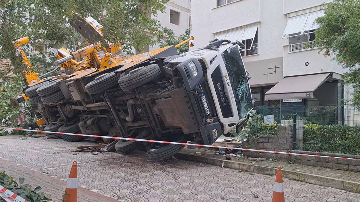 Kadıköy'de Vinç Devri: 11 Katlı Binaya Çarptı, Cadde Trafiğe Kapatıldı