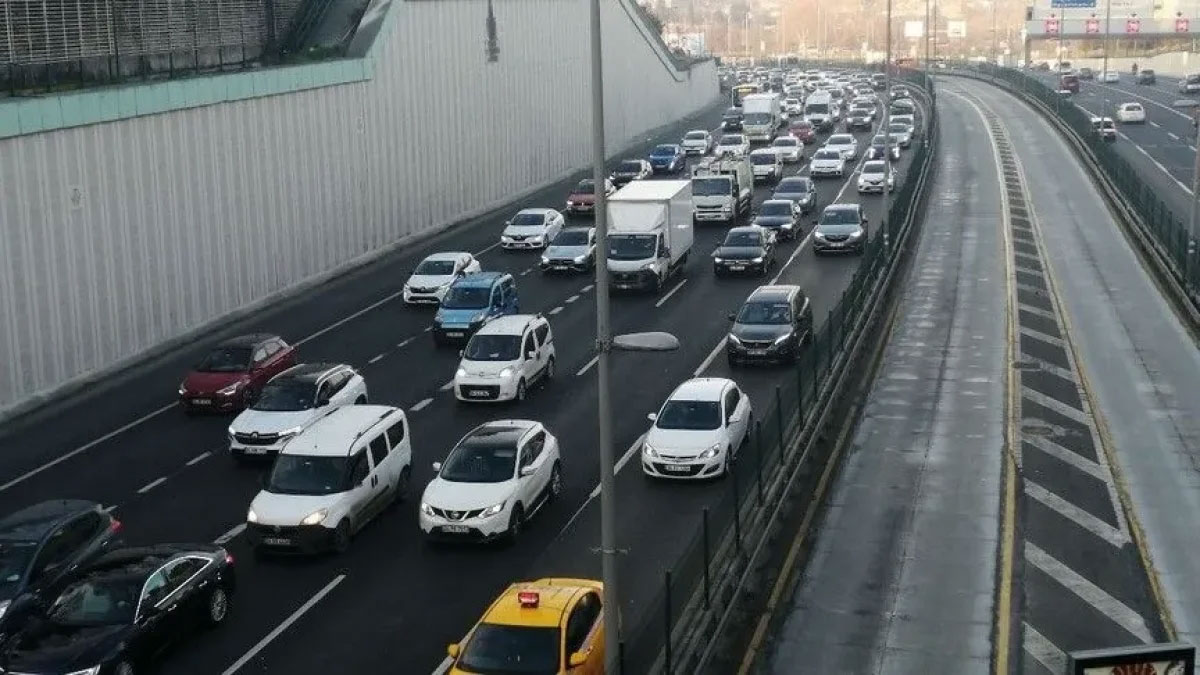 Büyükçekmece'de D-100 trafiğe kapatılıyor