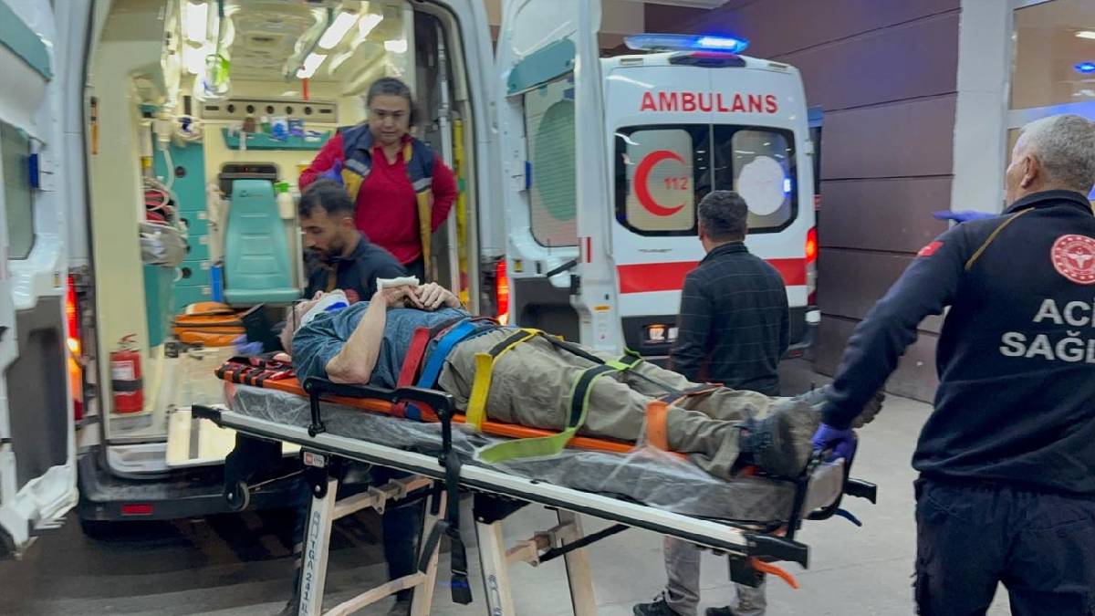 Adıyaman'da tarım işçilerini taşıyan minibüs ile otomobil çarpıştı: 15 yaralı