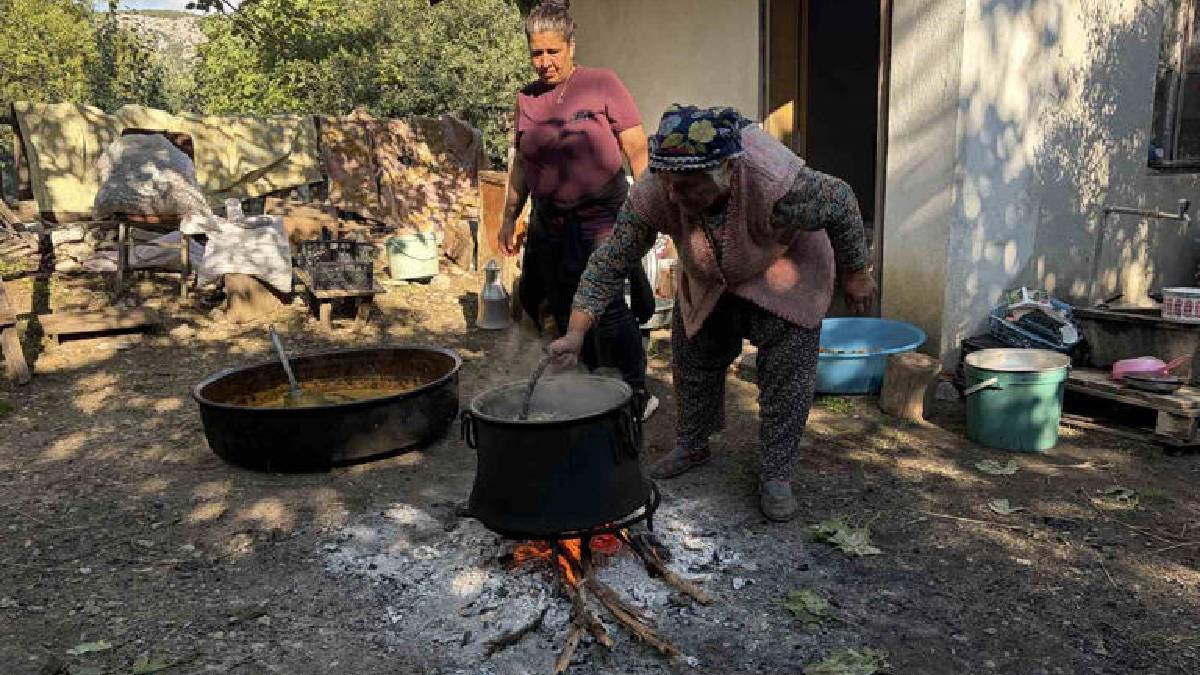 Antalya’da asırlık gelenek yaşatılıyor: Kiremit üstünde kurutup kazanda kaynatıyorlar!