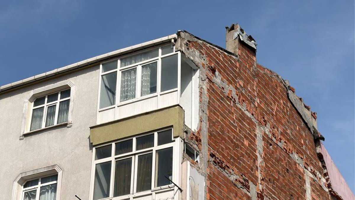 Güngören’de kentsel dönüşüm tehlikesi: Yıkım sırasında bitişikteki apartman hasar gördü