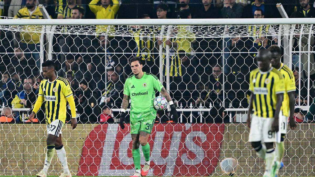 Fenerbahçe 90'da yıkıldı: 2-2, tribünlerden istifa sesleri yükseldi