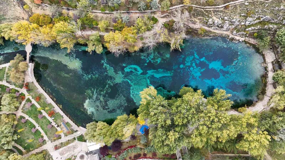 15 metre derinlikte dip izleniyor: Sivas’ın ‘Nazar boncuğu’ sonbahar rengine büründü!