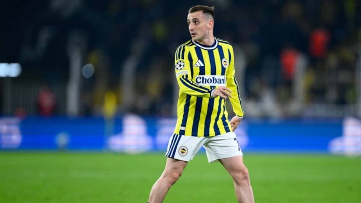 Kerem Aktürkoğlu, kendisini ıslıklayanlara alkışla yanıt verdi