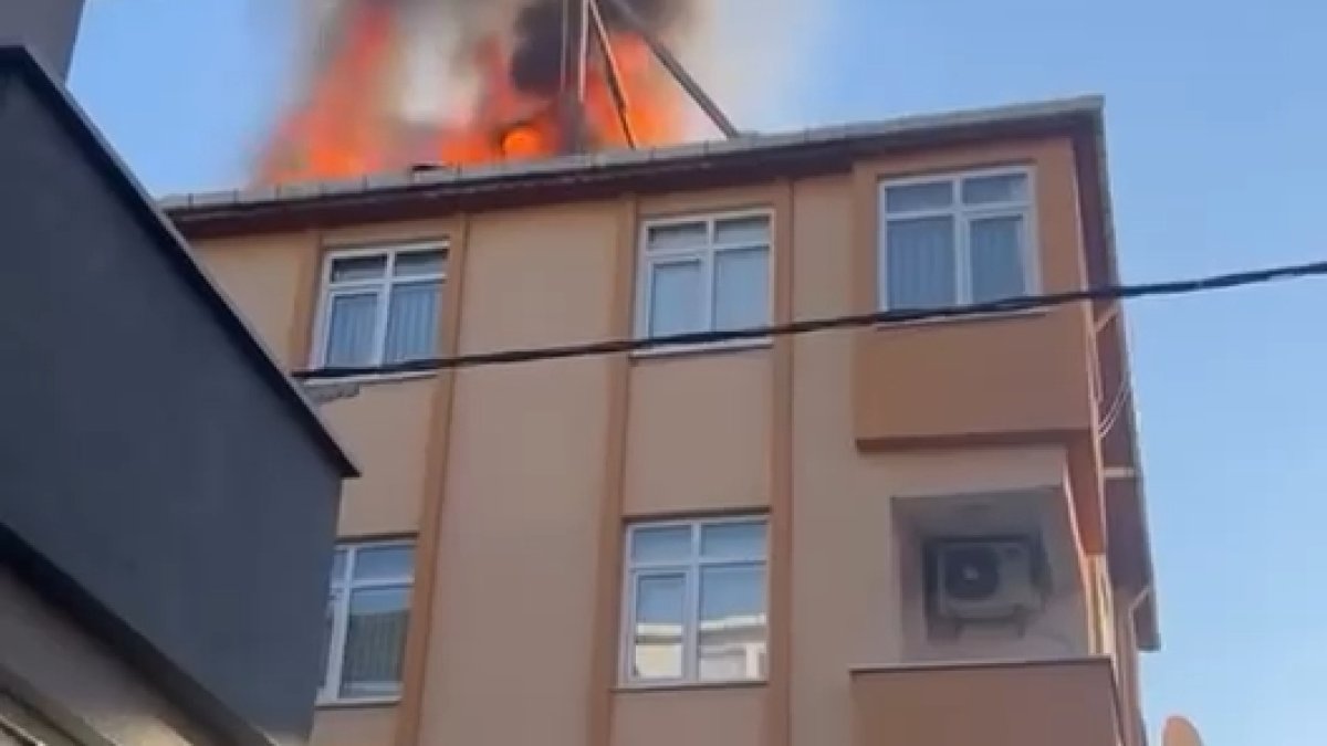 Ataşehir’de 4 katlı binanın çatısı alev alev yandı