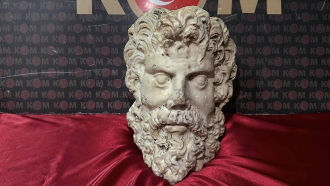 İzmir’de 2 bin yıllık Zeus heykel başı ele geçirildi