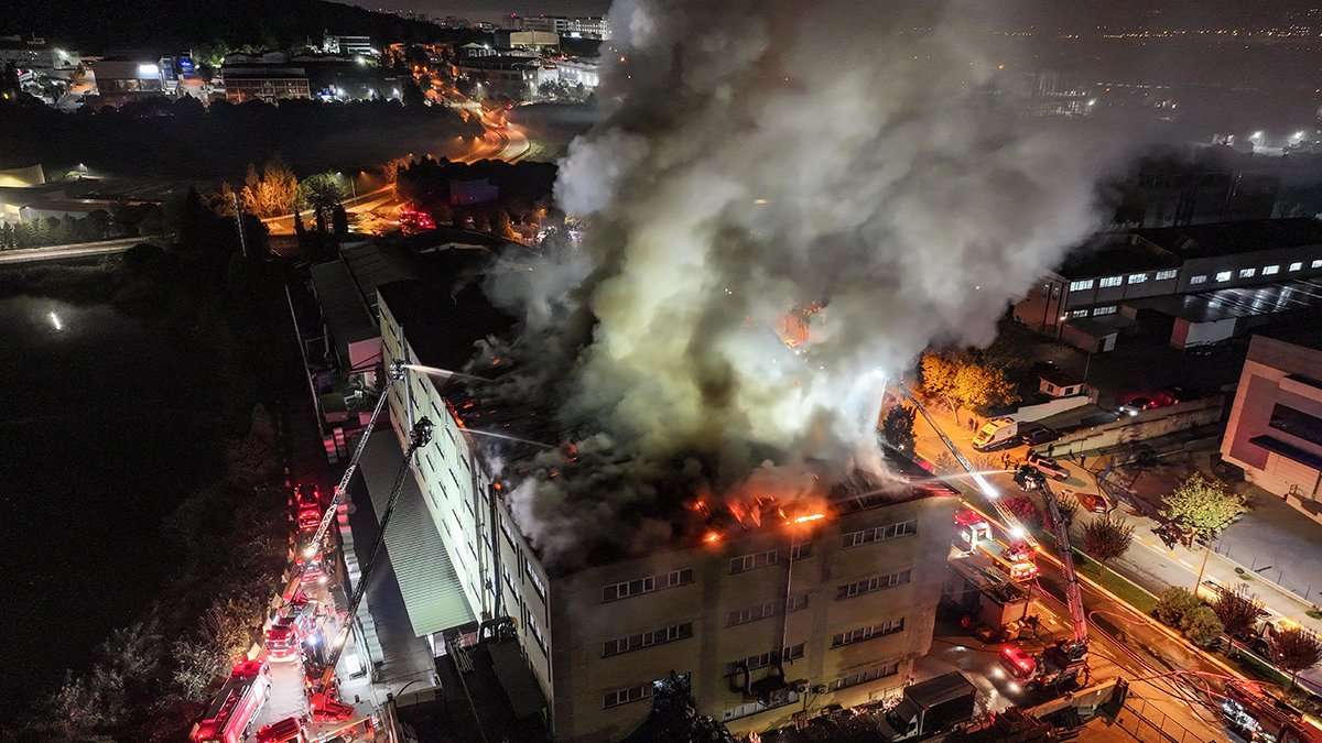 Tuzla’da ayakkabı fabrikasında yangın: Ekipler alevlere müdahale ediyor