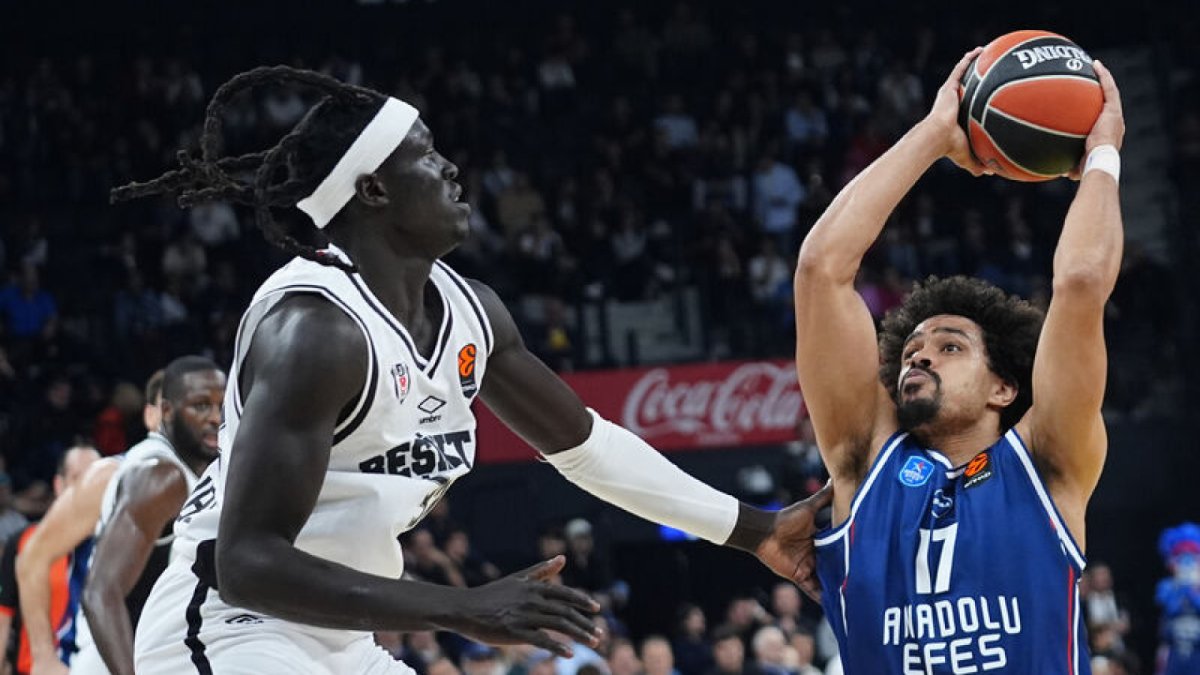 Anadolu Efes Türk derbisini kazandı