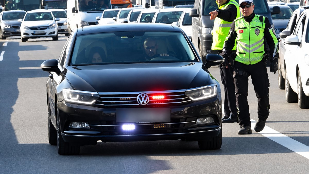İstanbul trafiğinde çakarlı araç isyanı: "Önemli birinin yakını var diye kimse ses çıkaramıyor"