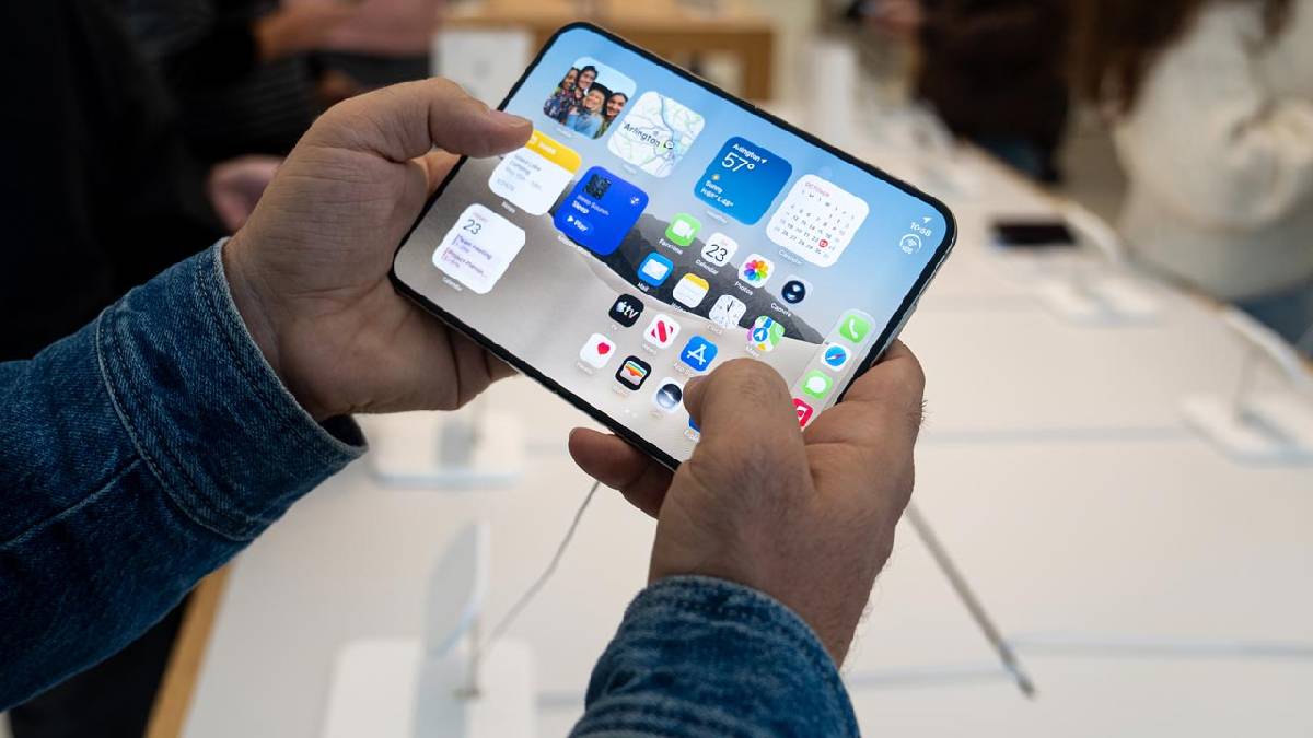 Apple'ın ilk katlanabilir telefonu iPhone Duo satışa çıktı! Mağazalarda yoğun ilgi
