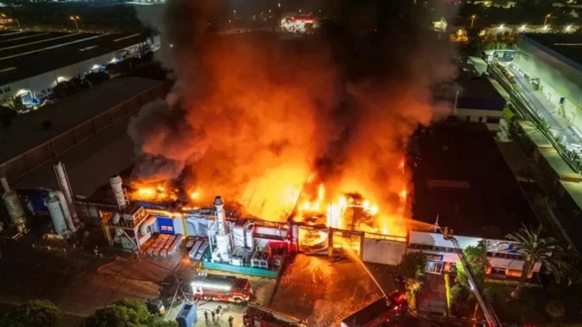 Manisa’da akü fabrikasında çıkan yangın 1,5 saatte kontrol altına alındı