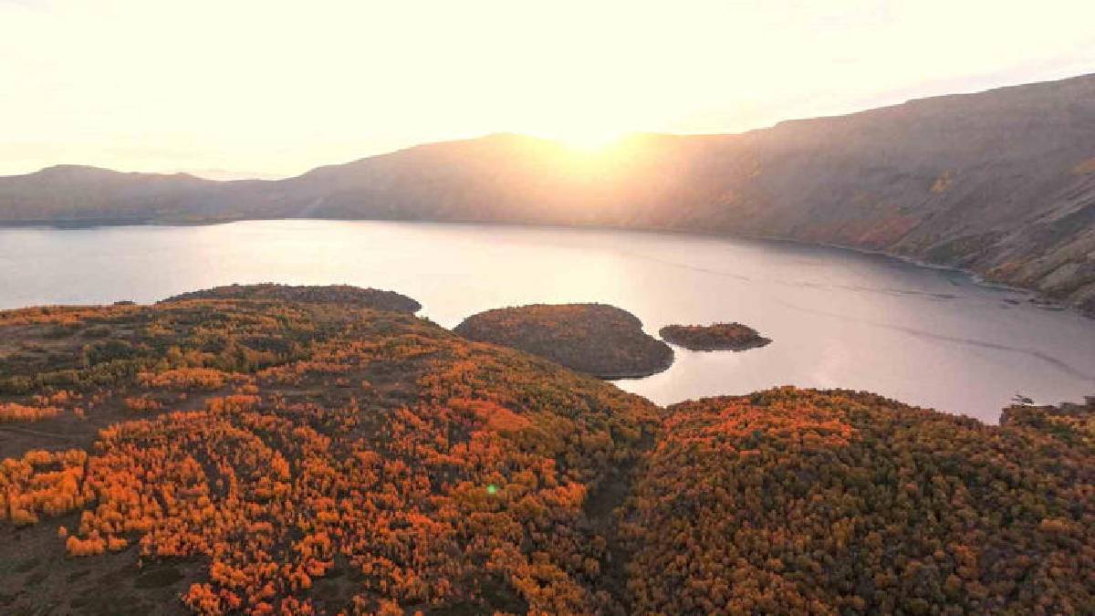 2.500 rakımda renk cümbüşü: Bitlis’in ödüllü gölü sonbaharla buluştu!