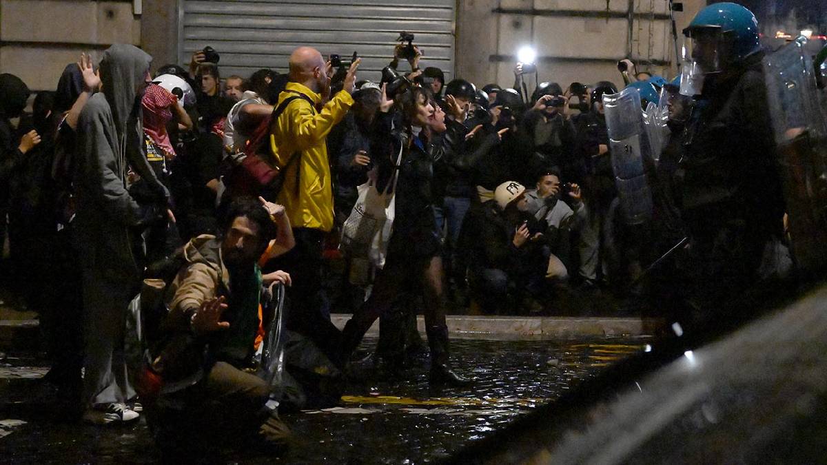 İtalya'da sokaklar karıştı: Polisle göstericiler arasında çatışma