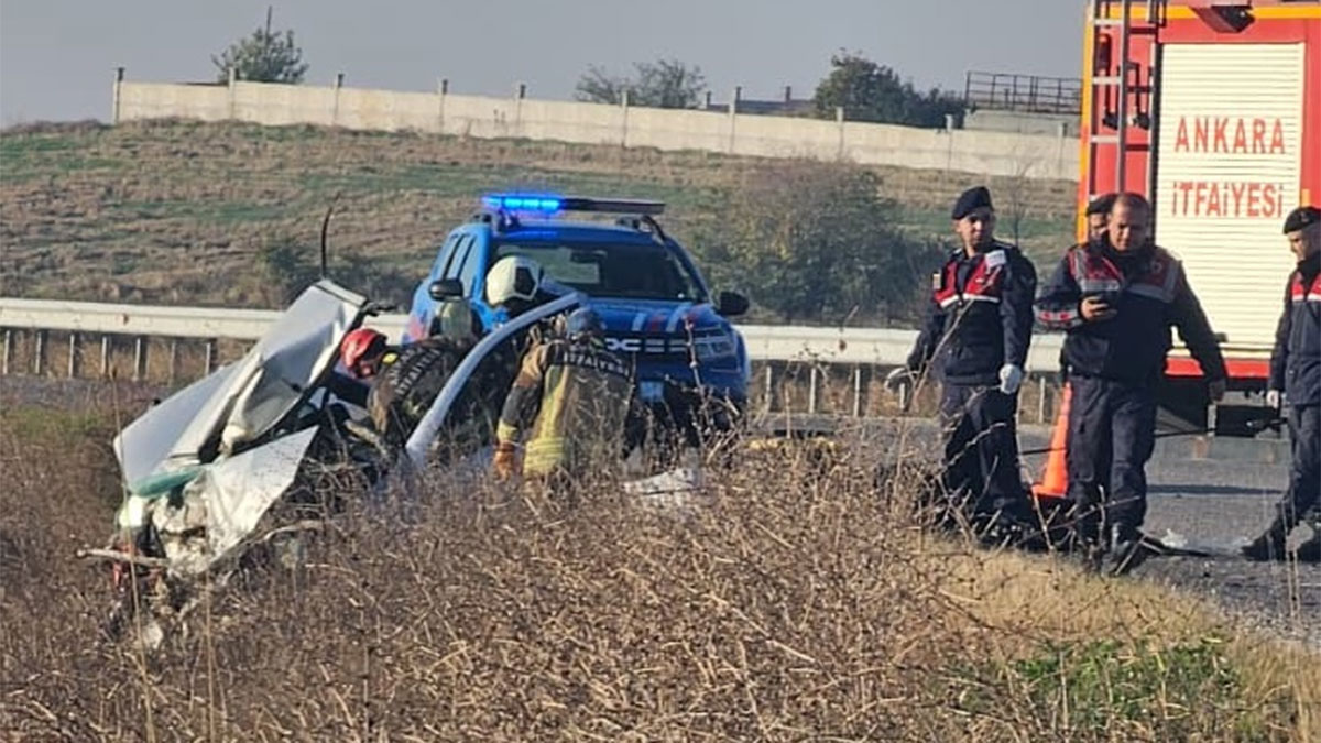 Ankara'da feci kaza! İki otomobil kafa kafaya çarpıştı: 3 ölü, 4 yaralı