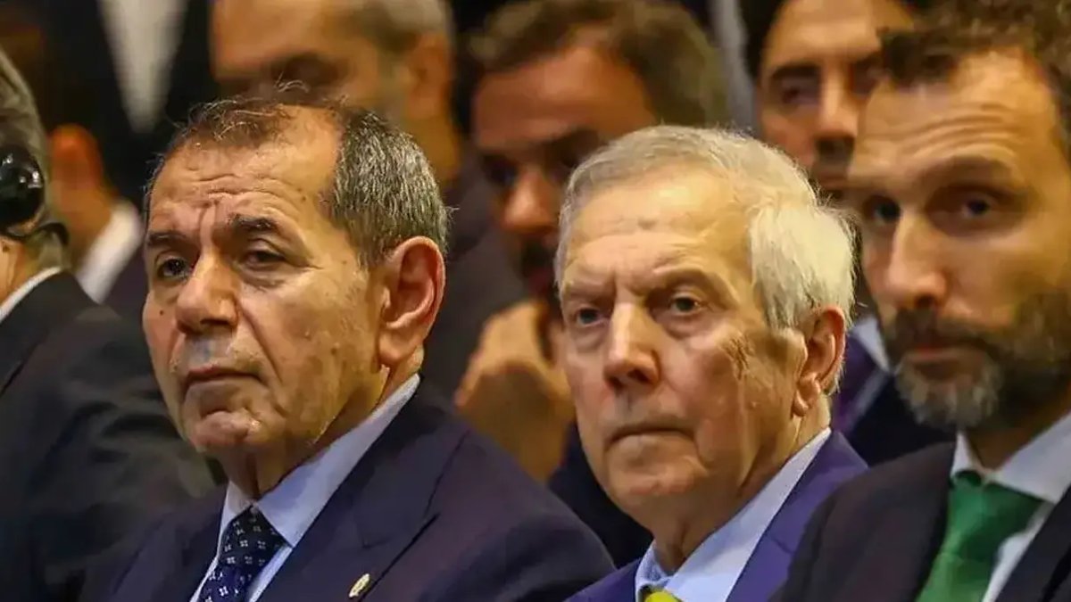 Galatasaray-Fenerbahçe derbisinde kartlar havada uçuşuyor