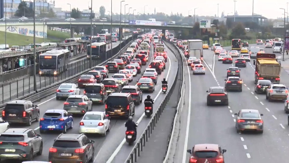 Haftanın ilk iş gününde İstanbul'da trafik yoğunluğu arttı