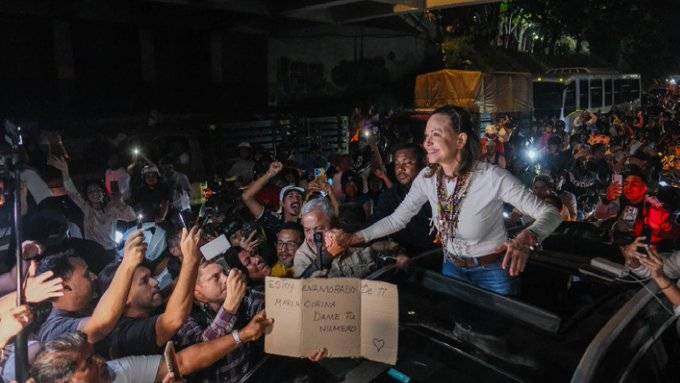 Venezuela’dan gizlice ayrılmıştı: Muhalif lider Machado geri döndü
