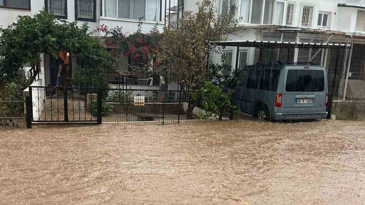 Bodrum’da sağanak hayatı olumsuz etkiledi: İş yerlerini su bastı, duvar çöktü