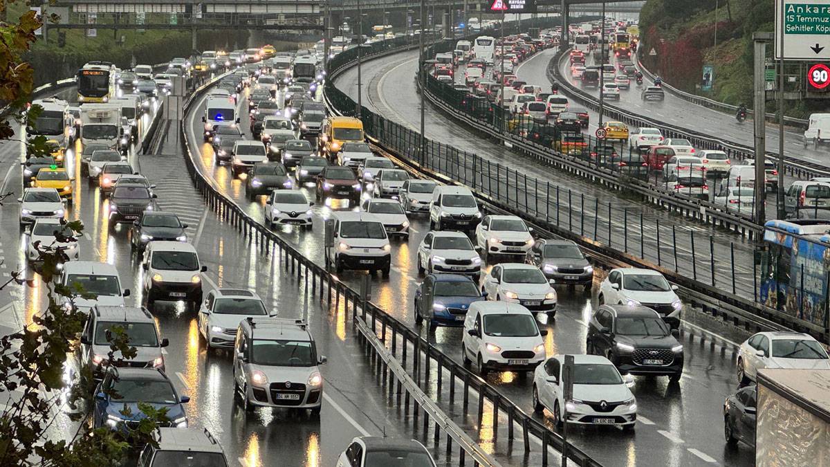 İstanbul’da trafik kilitlendi: Yoğunluk yüzde 80