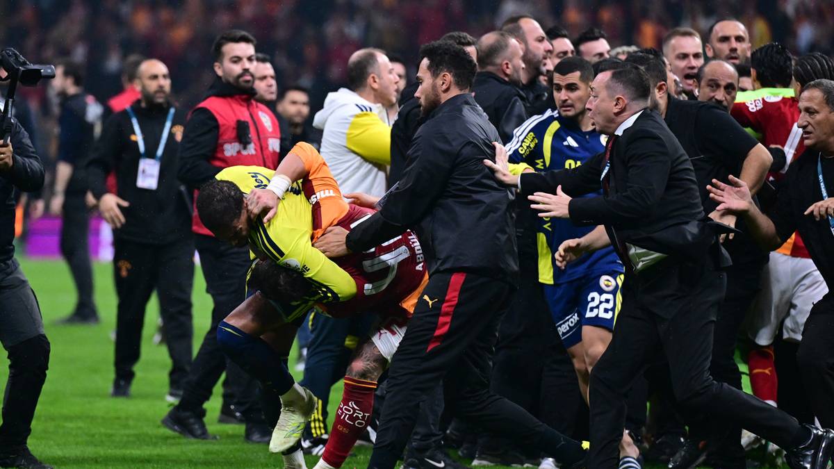 Derbide yaşananlar dünya basınında: "Utanç verici"