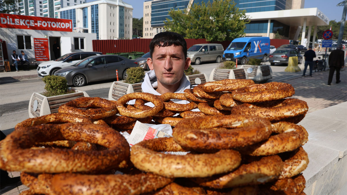 "Simit 20 TL, parayı poşete bırak sınava gireceğim" dedi, tezgahı bıraktı! KPSS’ye giren simitçi çıktığında gözlerine inanamadı