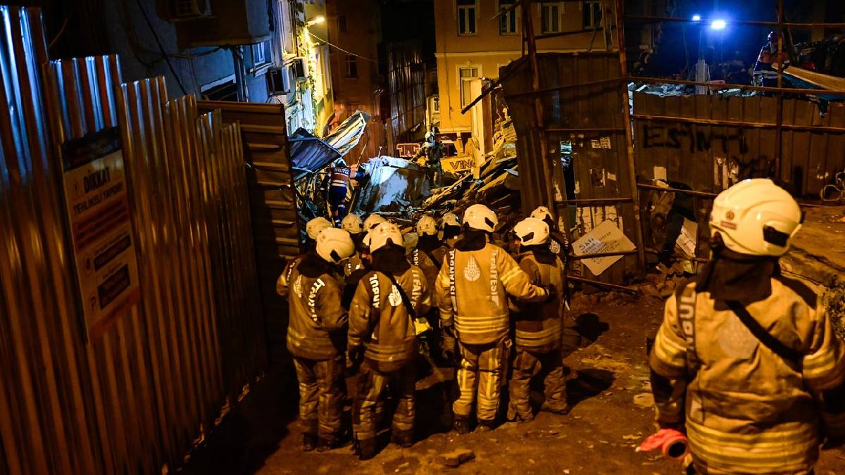 İstanbul Beyoğlu'nda 4 katlı bina çöktü! Enkazda arama kurtarma çalışması başlatıldı