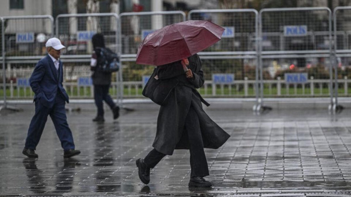 Meteoroloji'den sarı ve turuncu kodlu uyarı: İstanbul'da metrekareye 40 kilogram yağış bekleniyor