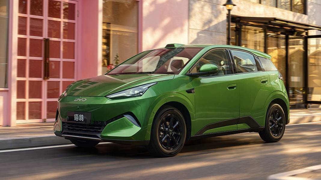 10 bin dolarlık BYD'de şaşırtan test: Lastiği 140 km hızda patladı, şeridinden çıkmadı