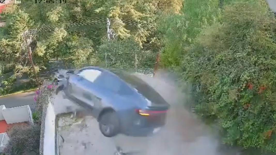 Kontrolden çıkan Tesla adeta uçtu: Duvarı yıkıp geçtiği anlar kamerada