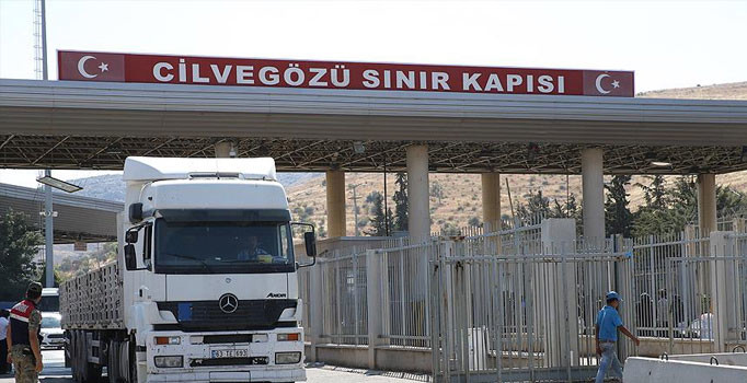 Türkiye'nin gönderdiği yardım tırları Suriye'ye sınırından geçti.