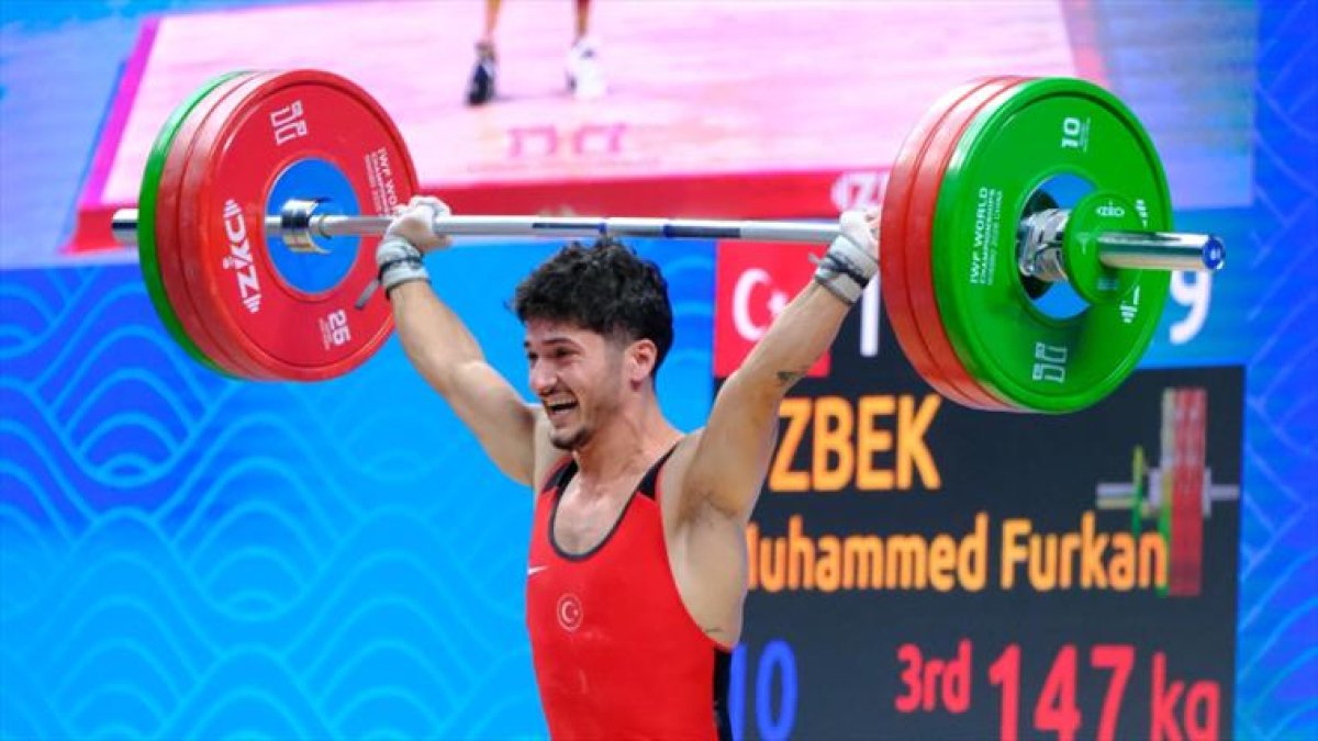 Milli halterci Muhammed Furkan Özbek’ten üç madalya